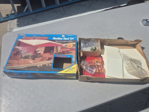 Ertl farm country machine shed - farm,